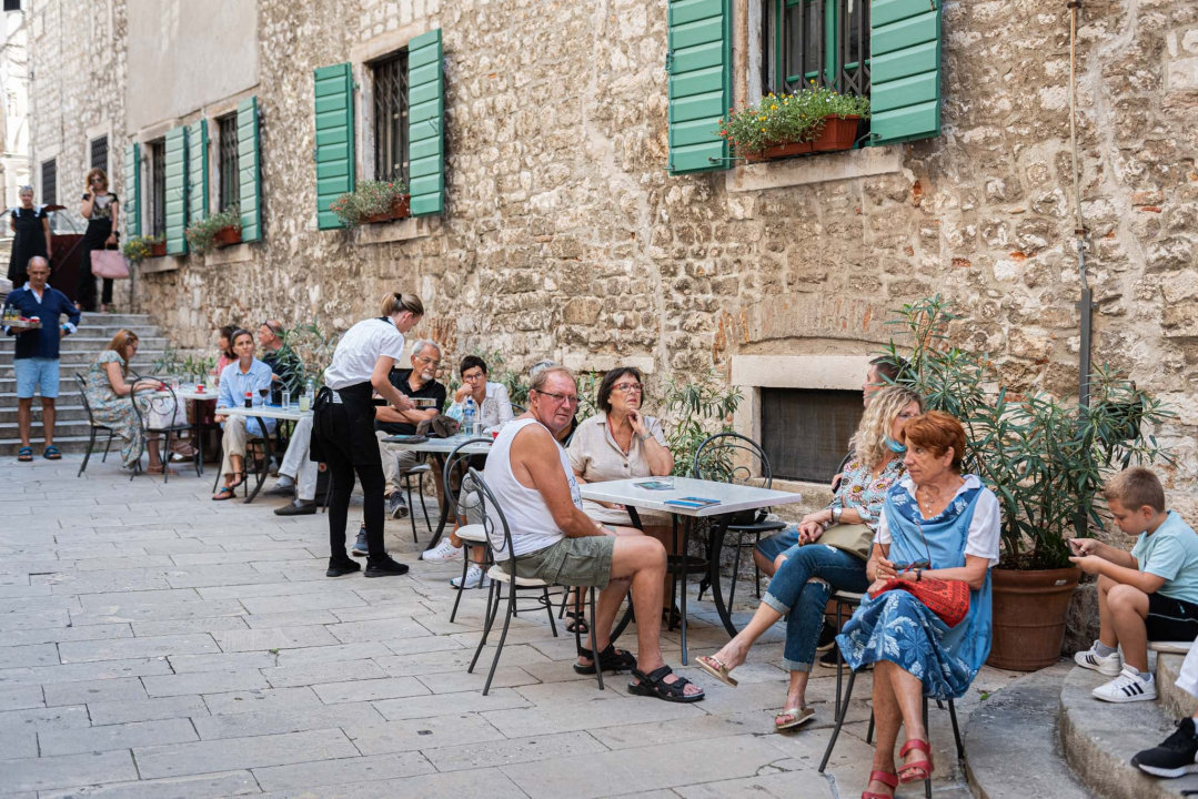 Pjesnici i pisci šibenskog kraja zablistali pored krstionice: Stihovi i kratke priče uz jutarnju kavu