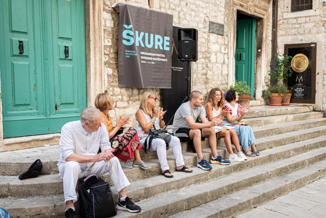 Pjesnici i pisci šibenskog kraja zablistali pored krstionice: Stihovi i kratke priče uz jutarnju kavu