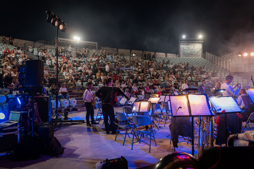 Šibenska narodna glazba i 4 tenora raspjevali publiku za kraj sezone