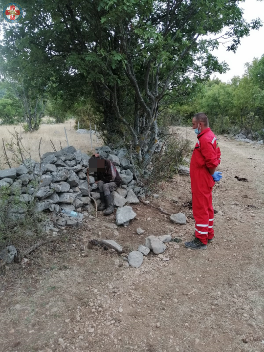 Šibenski GSS-ovci spašavali staricu koja je iznemogla i dehidrirana čuvala stoku