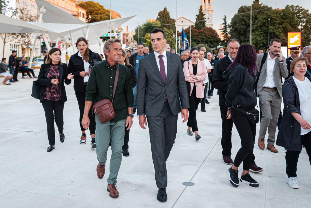 Fotogalerija mimohoda branitelja šibenskim ulicama do tvrđave sv. Mihovila