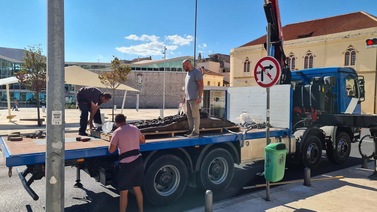 Skulptura Zvonimira Vile stigla pred gradsku upravu, svečano otkrivanje u srijedu