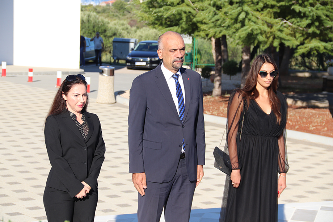 Na Kvanju položeni vijenci i zapaljene svijeće za sugrađane koji su kroz povijest dali doprinos za Šibenik