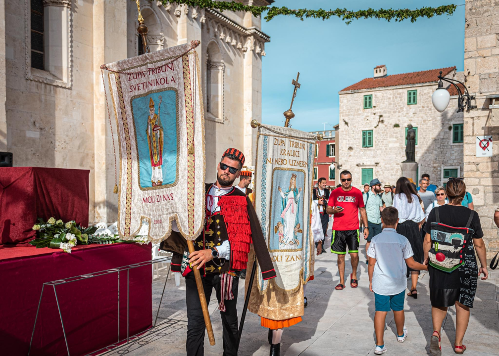 Tradicionalnom procesijom i misom Šibenčani proslavili Dan grada: Donosimo fotogaleriju 