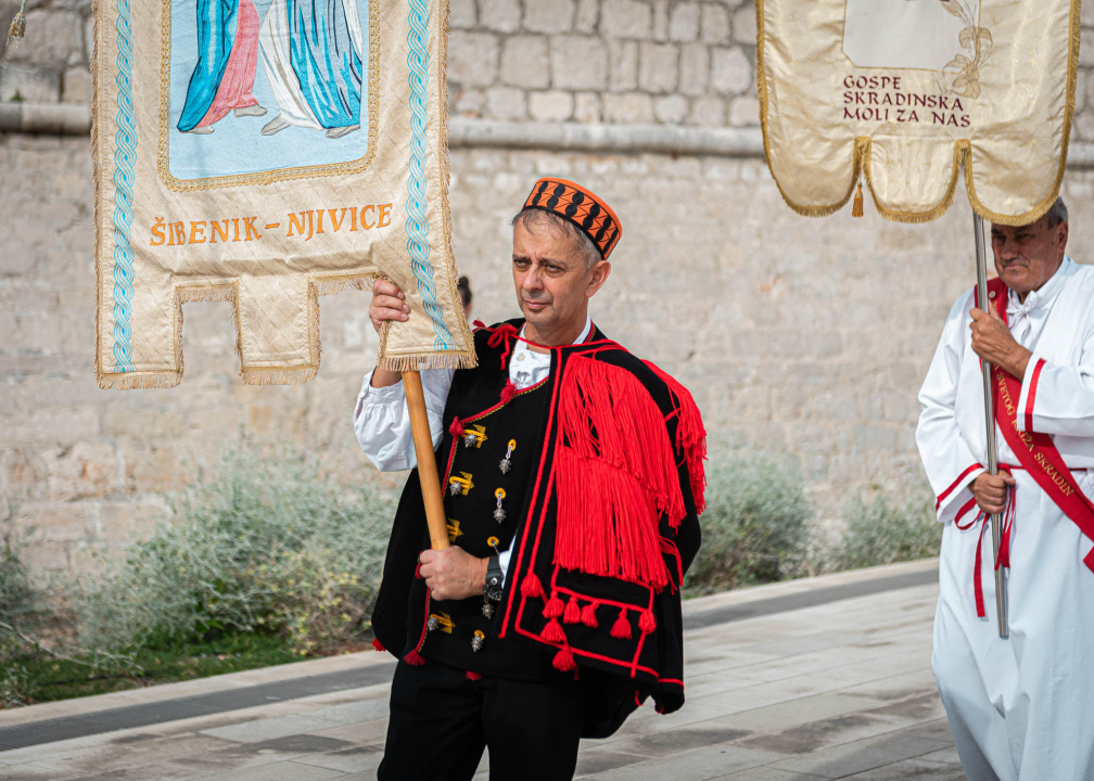 Tradicionalnom procesijom i misom Šibenčani proslavili Dan grada: Donosimo fotogaleriju 