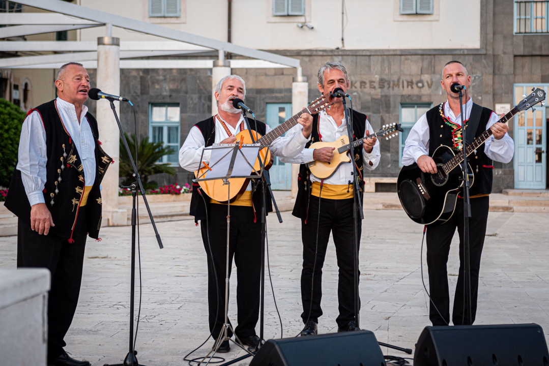 Brončana skulptura stare gradske jezgre Zvonimira Vile pred gradskom upravom: 'Uhvaćen je labirintski osjećaj grada, jedinstven za Šibenik'