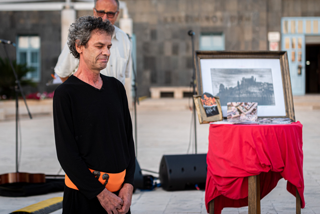 Brončana skulptura stare gradske jezgre Zvonimira Vile pred gradskom upravom: 'Uhvaćen je labirintski osjećaj grada, jedinstven za Šibenik'