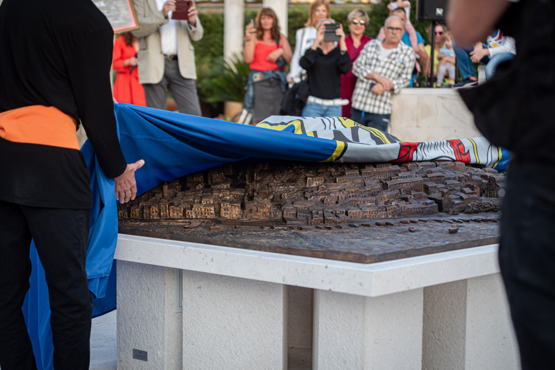 Brončana skulptura stare gradske jezgre Zvonimira Vile pred gradskom upravom: 'Uhvaćen je labirintski osjećaj grada, jedinstven za Šibenik'