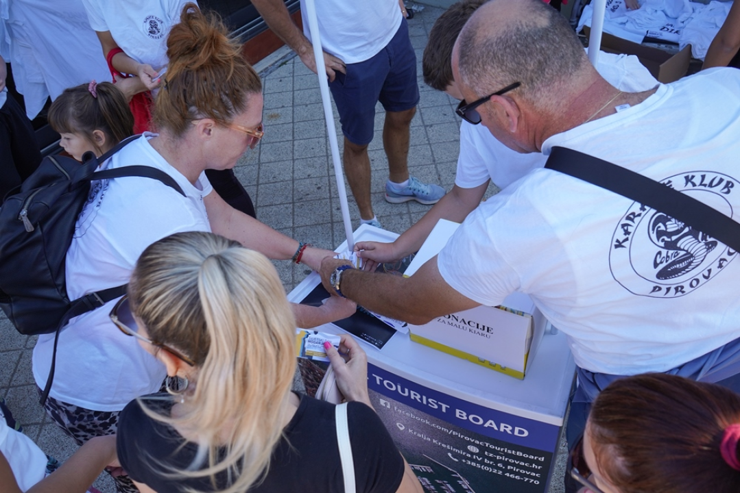 Pogledajte kako je Svjetski dan hodanja obilježen u Pirovcu: Skupljalo se i za pomoć maloj Kiari   