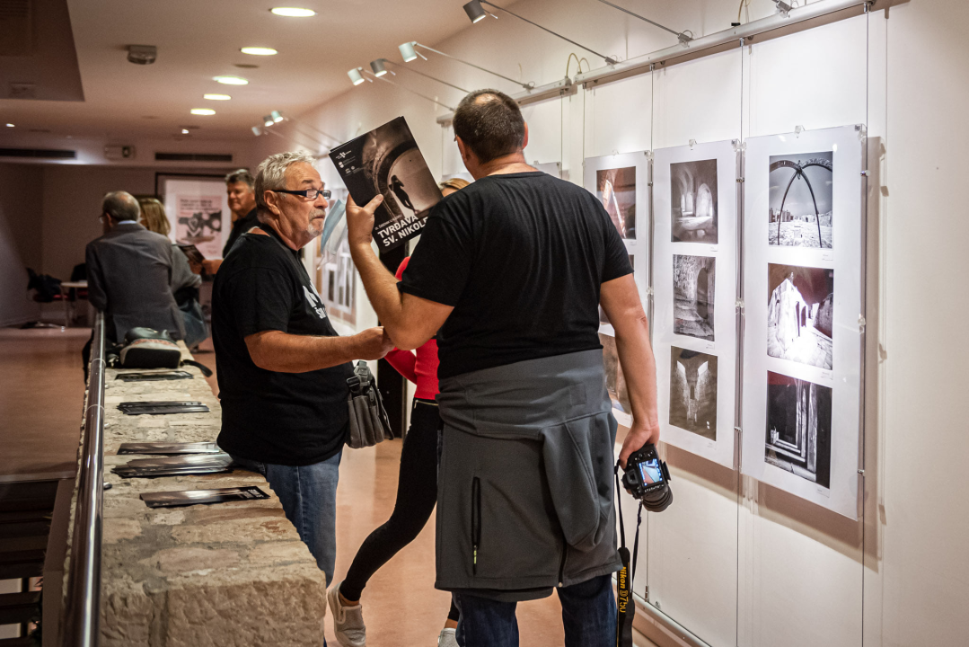 Šibenik u kadru - Tvrđava sv. Nikole: Otvorena izložba Foto kluba Šibenik u Gradskoj knjižnici