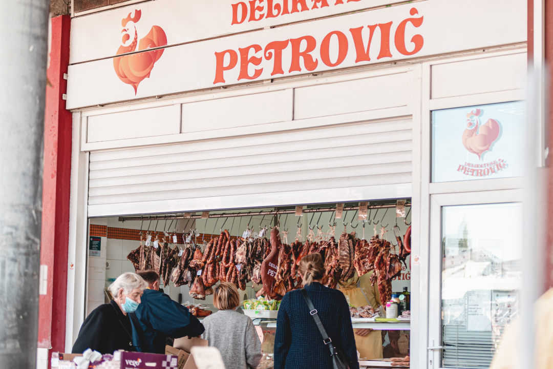 Zima je, kažu, hladna i strašna, ali uz Delikatese Petrović bit će vam toplo barem oko srca!