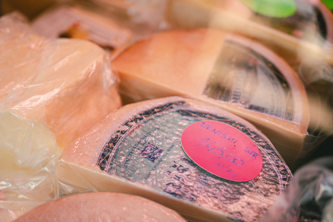 Zima je, kažu, hladna i strašna, ali uz Delikatese Petrović bit će vam toplo barem oko srca!