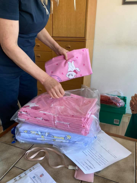 Šibenska ginekologija sada izgleda puno veselije: Stigla nova posteljina kupljena u humanitarnoj akciji dvije Tee