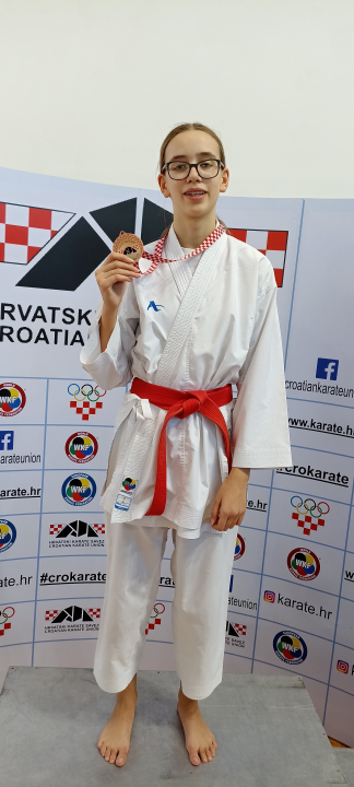 Borci i borkinje Karate kluba Šibenik s Državnog prvenstva se vratili s pet zlatnih, tri srebrne i jednom brončanom medaljom  