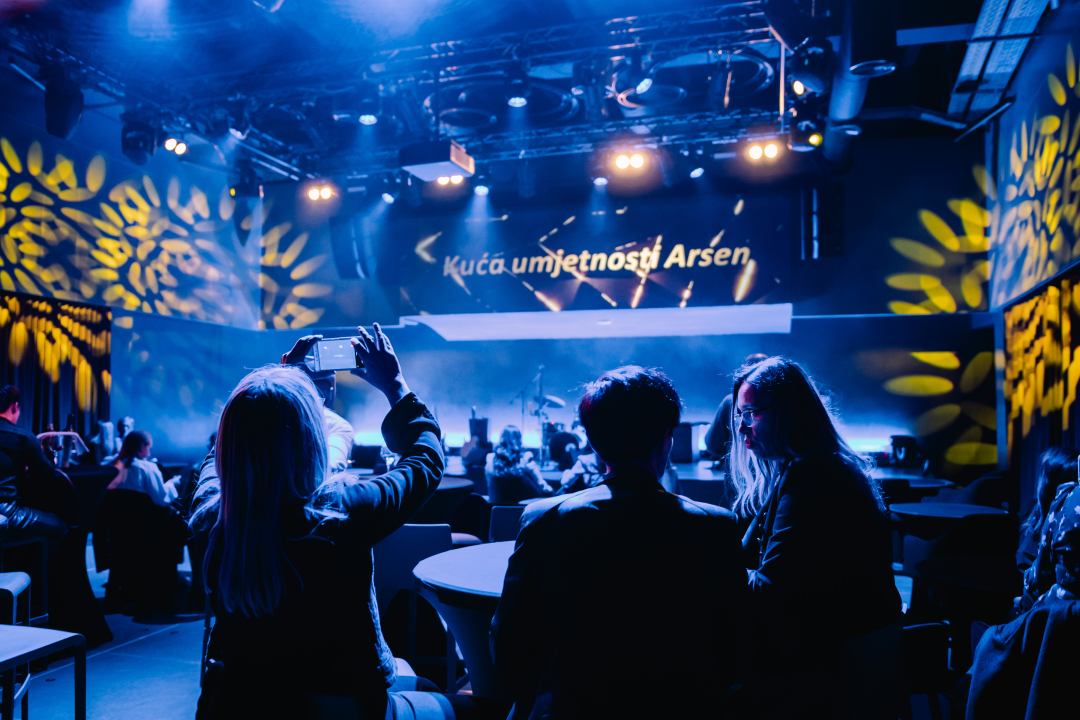 Natali Dizdar u ‘Arsenu’ u suzama otpjevala Arsenovu Zamijenit ću te gorim i proslavila 20 godina karijere