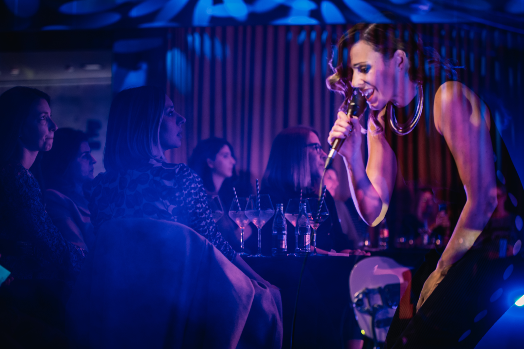 Natali Dizdar u ‘Arsenu’ u suzama otpjevala Arsenovu Zamijenit ću te gorim i proslavila 20 godina karijere