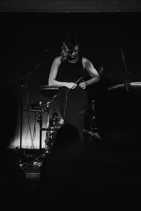 Natali Dizdar u ‘Arsenu’ u suzama otpjevala Arsenovu Zamijenit ću te gorim i proslavila 20 godina karijere