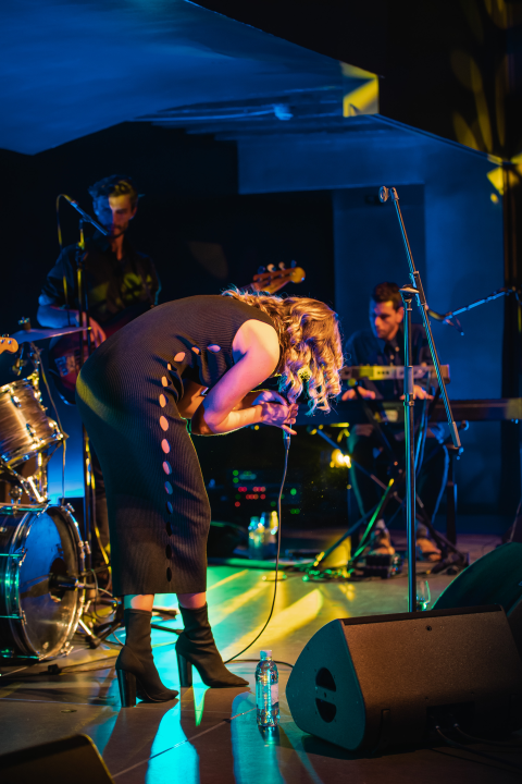 Natali Dizdar u ‘Arsenu’ u suzama otpjevala Arsenovu Zamijenit ću te gorim i proslavila 20 godina karijere