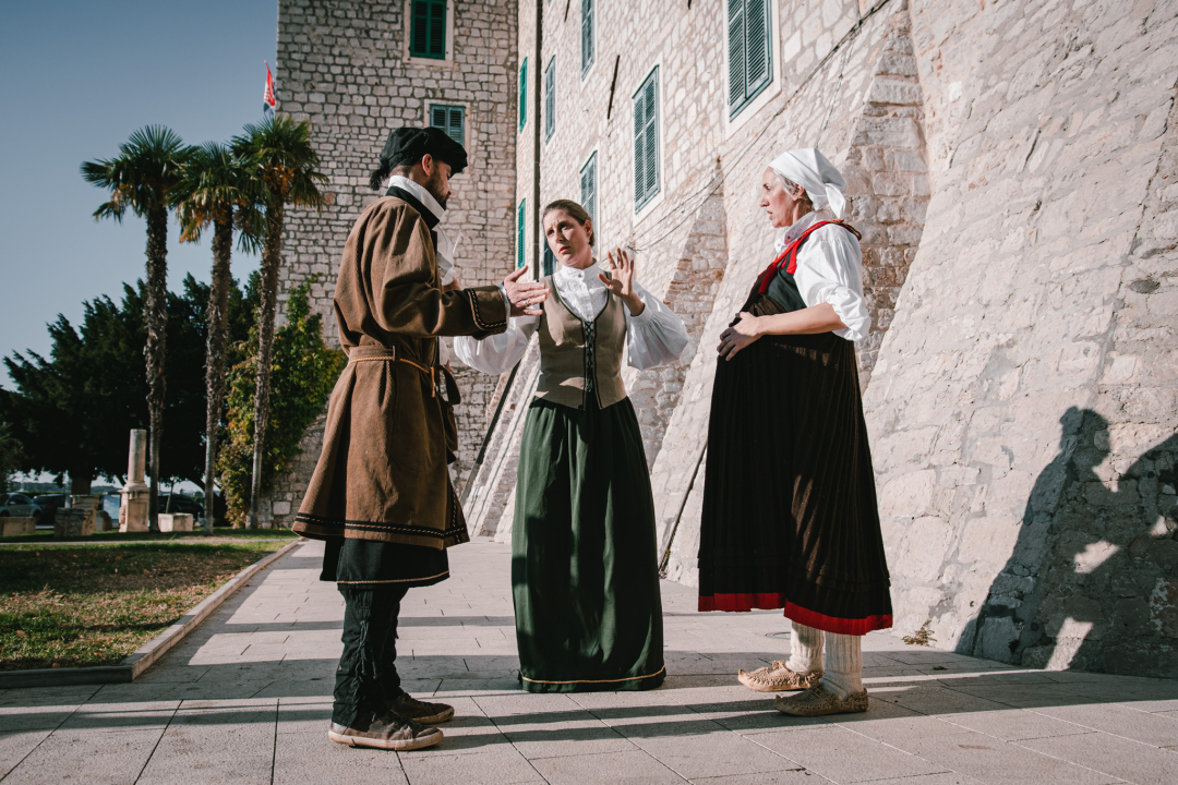 Od brudetože, priko buklije do dišpetože: Šibenski vodiči odličnom turom do suza nasmijali sugrađane 