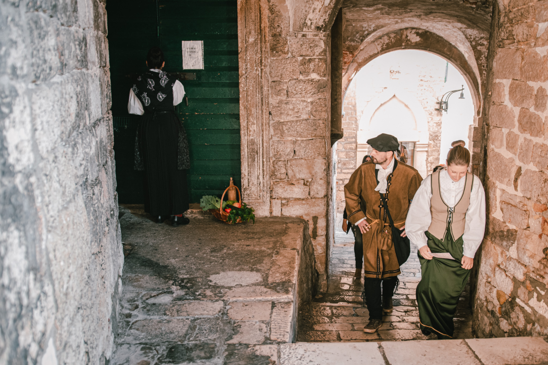 Od brudetože, priko buklije do dišpetože: Šibenski vodiči odličnom turom do suza nasmijali sugrađane 