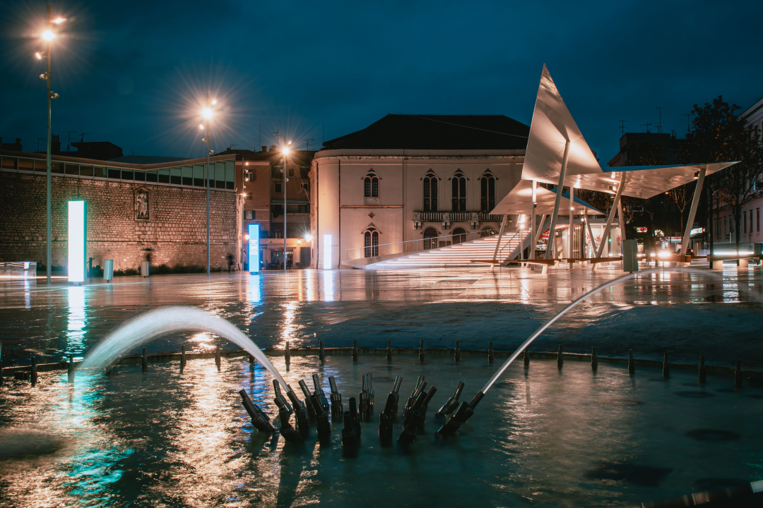 Kiša i jugo ispraznili grad: Prolaznika je malo, ali nekima ne smeta vožnja romobila po kiši
