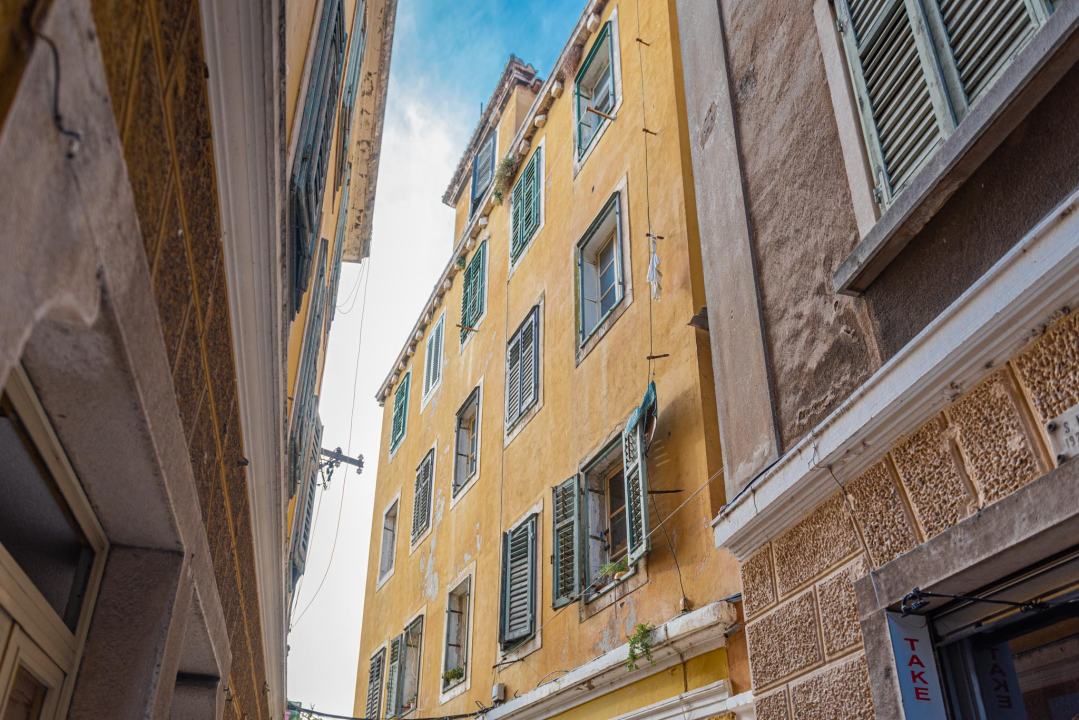 'Prozori propuštaju, otpadaju škure, urušava se strop': Na Meduliću je kritično, provjerili smo koje još zgrade u centru trebaju hitnu adaptaciju  