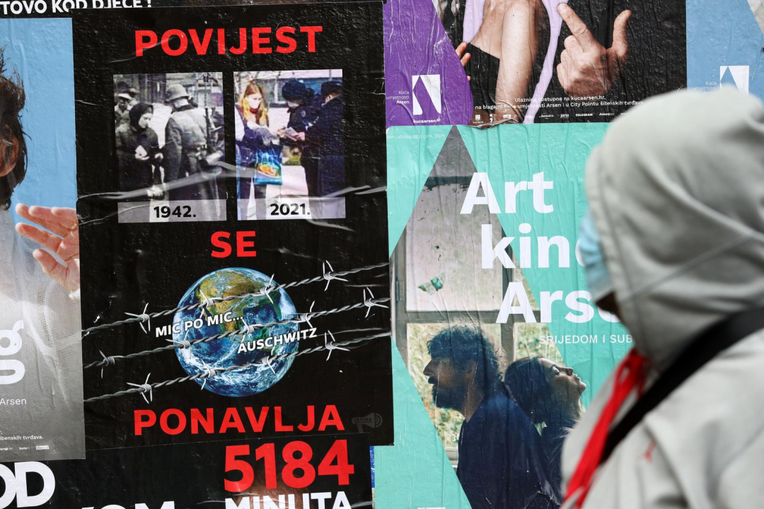 'Mic po mic Auschwitz': Plakati osvanuli po Šibeniku, netko je mislio da je dobra ideja izjednačiti protivnike mjera sa stradavanjem Židova 