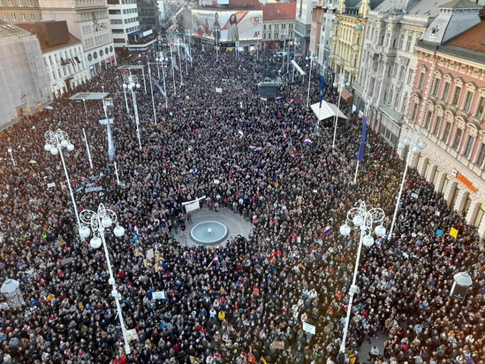 Trg bana Jelačića iz zraka: Pogledajte slike današnjeg prosvjeda