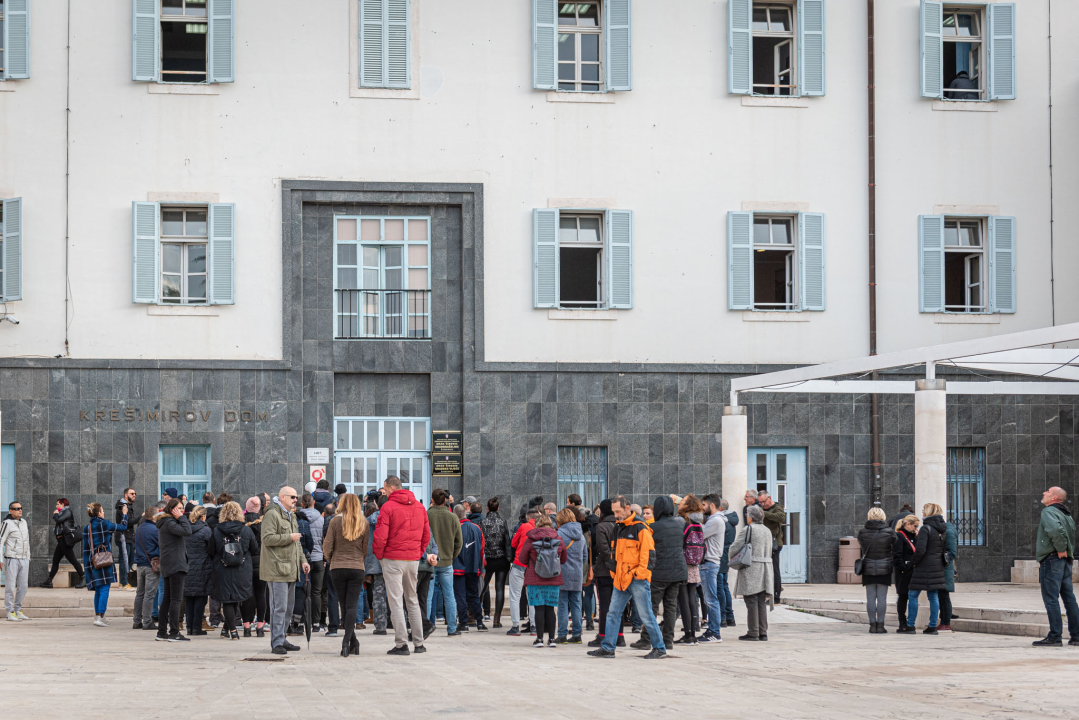 Prosvjednici protiv mjera jutros pred gradskom i županijskom upravom: Spominjali NDH, naciste i logore pa došli pred ŠibenikIN 