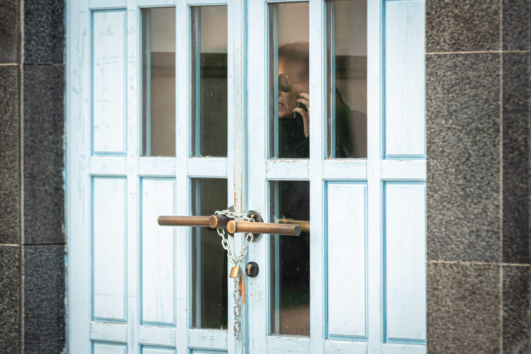 Lanac i katanac na vratima šibenske gradske uprave: 'Neka osjete kako je nama svaki dan'