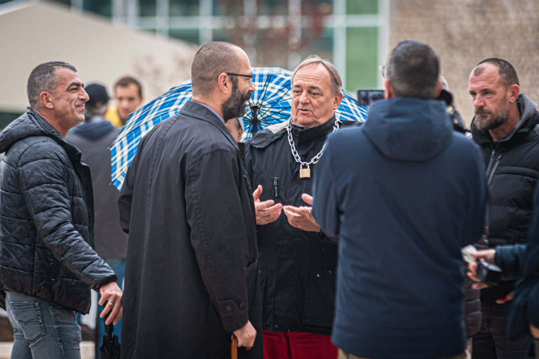 Lanac i katanac na vratima šibenske gradske uprave: 'Neka osjete kako je nama svaki dan'