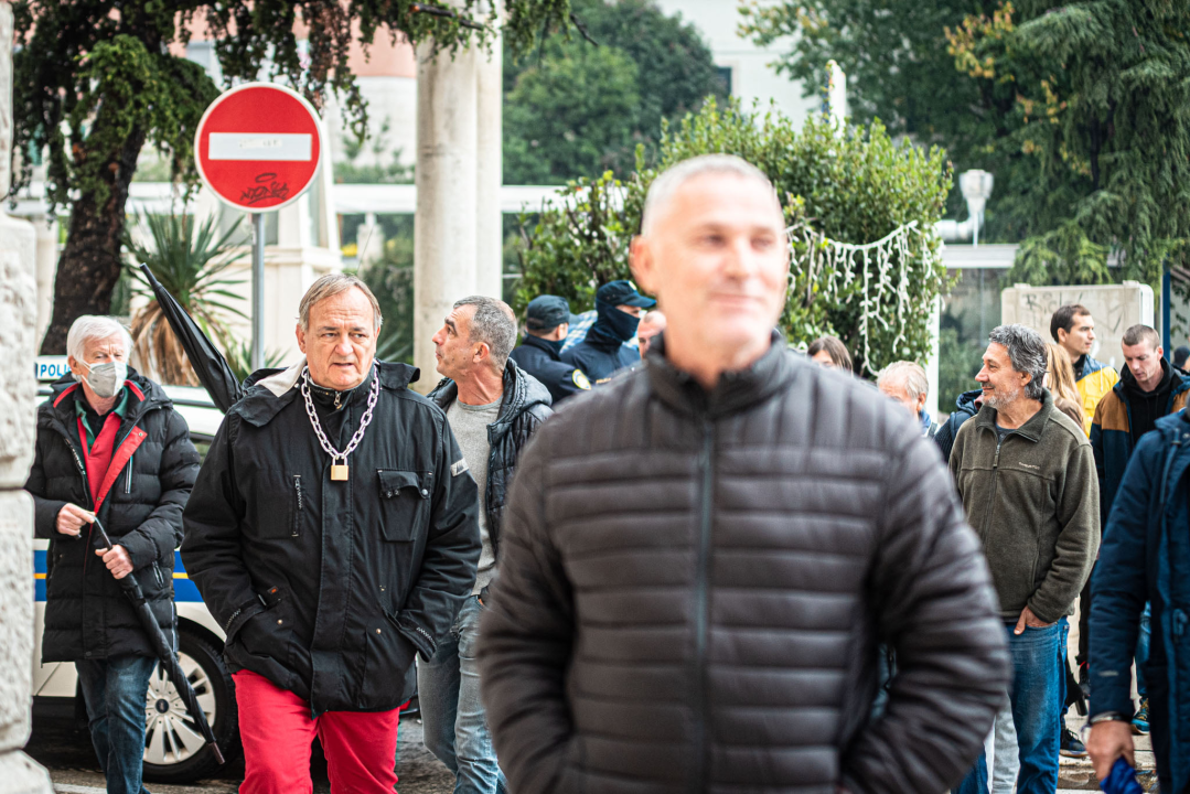 Lanac i katanac na vratima šibenske gradske uprave: 'Neka osjete kako je nama svaki dan'