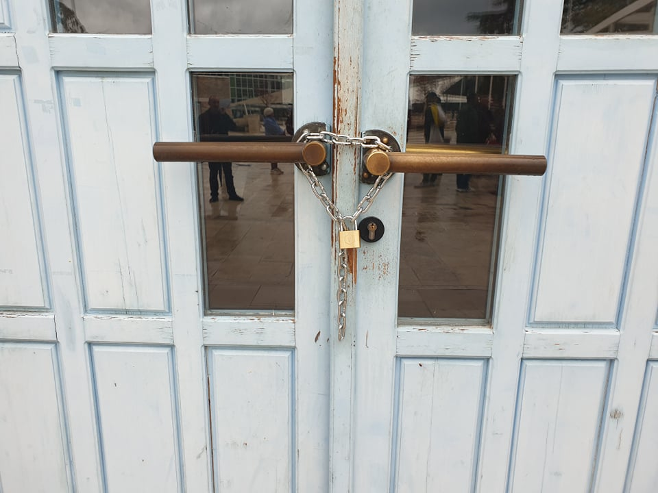 Lanac i katanac na vratima šibenske gradske uprave: 'Neka osjete kako je nama svaki dan'