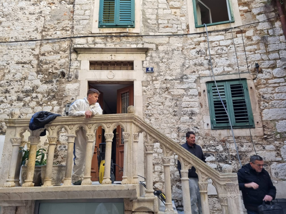 Na Dobriću počeli radovi na uređenju stubišta: 'Zaklonjeno je od sunca, ali zaslužilo je zasjati!'