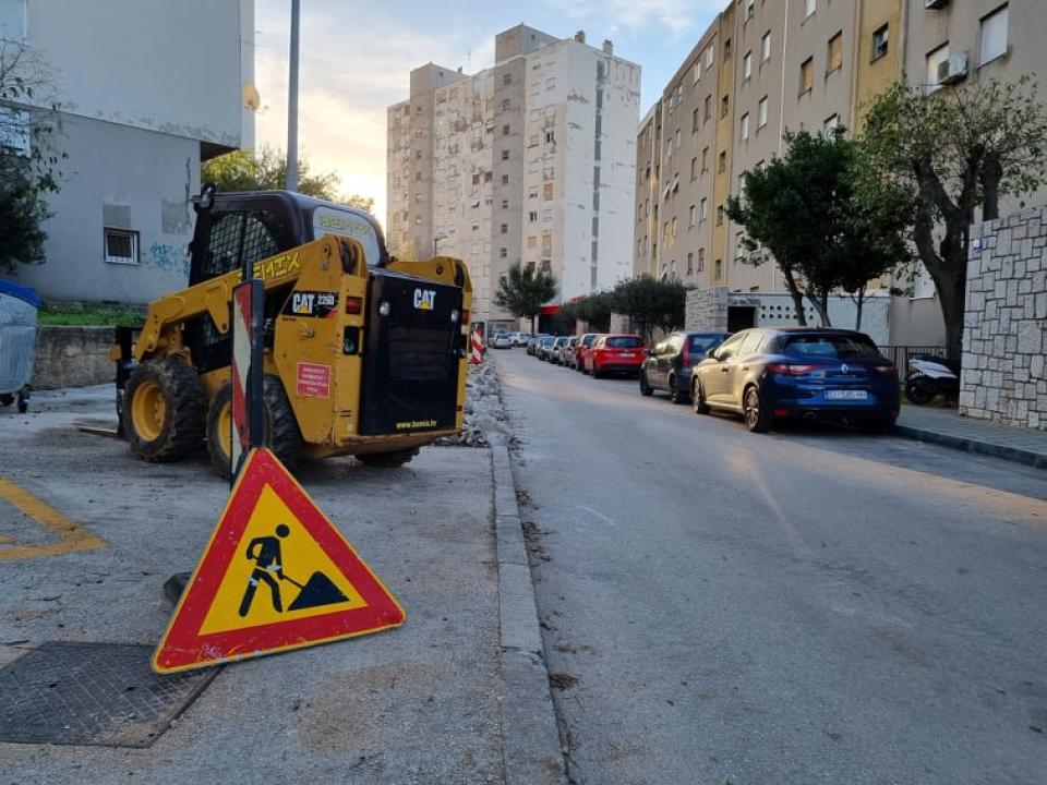 U Ulici branitelja Domovinskog rada opet započeli radovi: Uređuje se nogostup, parkirna mjesta i postavlja prometna signalizacija 