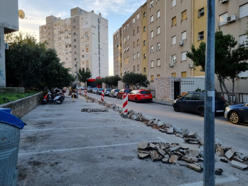 U Ulici branitelja Domovinskog rada opet započeli radovi: Uređuje se nogostup, parkirna mjesta i postavlja prometna signalizacija 