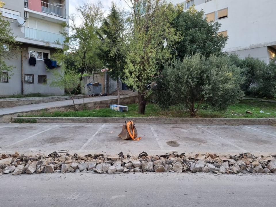 U Ulici branitelja Domovinskog rada opet započeli radovi: Uređuje se nogostup, parkirna mjesta i postavlja prometna signalizacija 