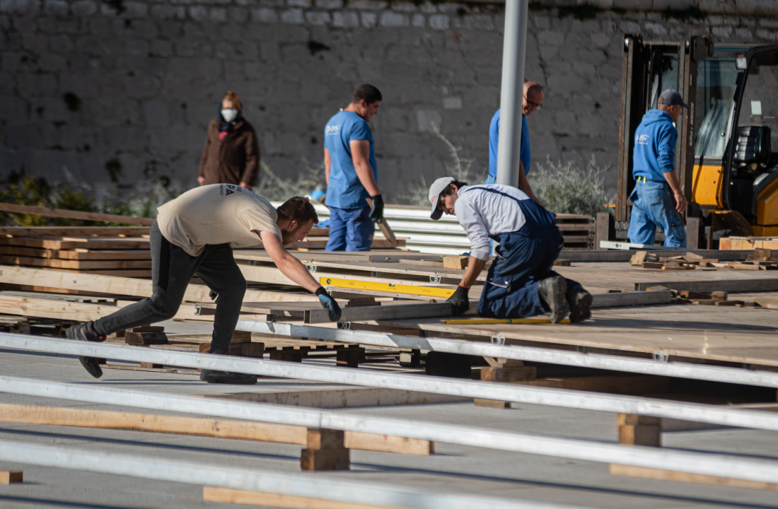 Poljana postaje klizalište, počeli su radovi na montiranju: Adventura starta u petak, klizalište malo kasnije