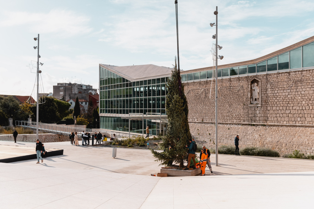 Okončan šibenski raketni program: Šibenik dobio pravi 7,5 metara visok božićni bor 