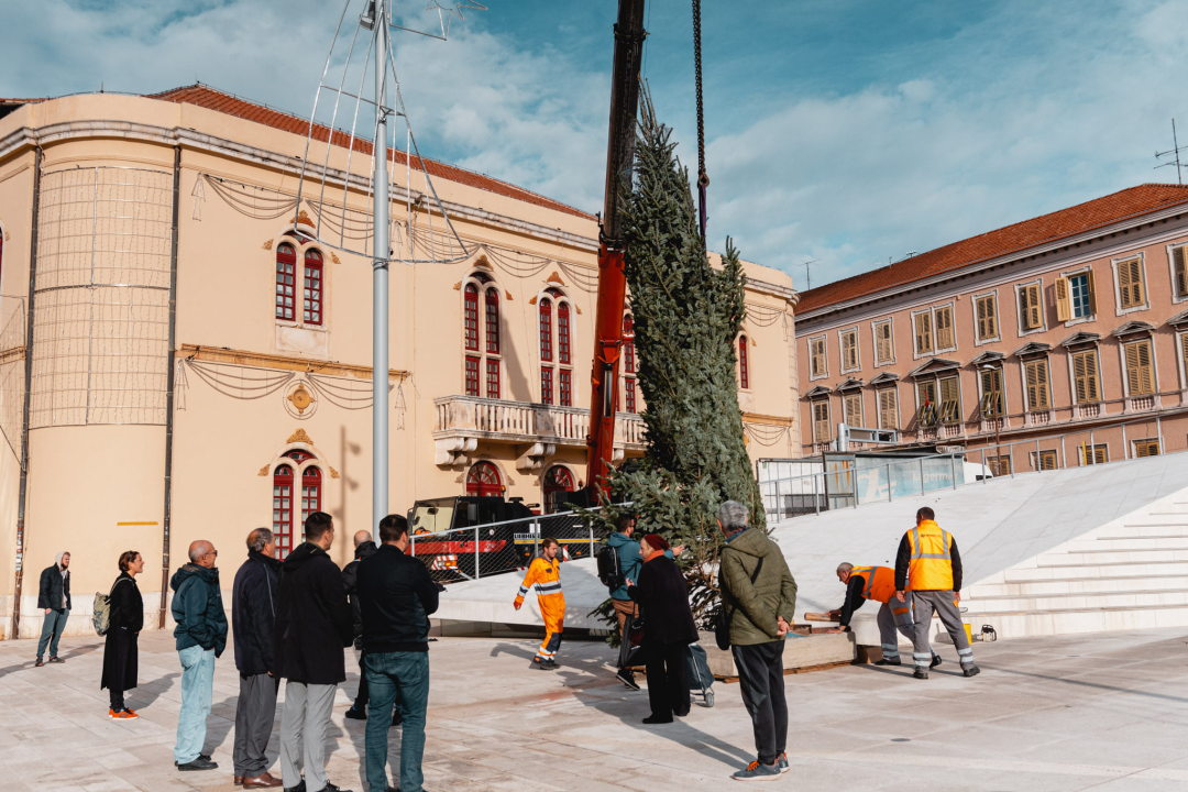 Okončan šibenski raketni program: Šibenik dobio pravi 7,5 metara visok božićni bor 