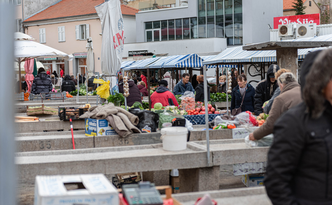 Ponuda ribe na peškariji u skladu s tmurnim danom: Ipak, za 50 kuna može se kupiti pet kila ribe, a ima i štriguna