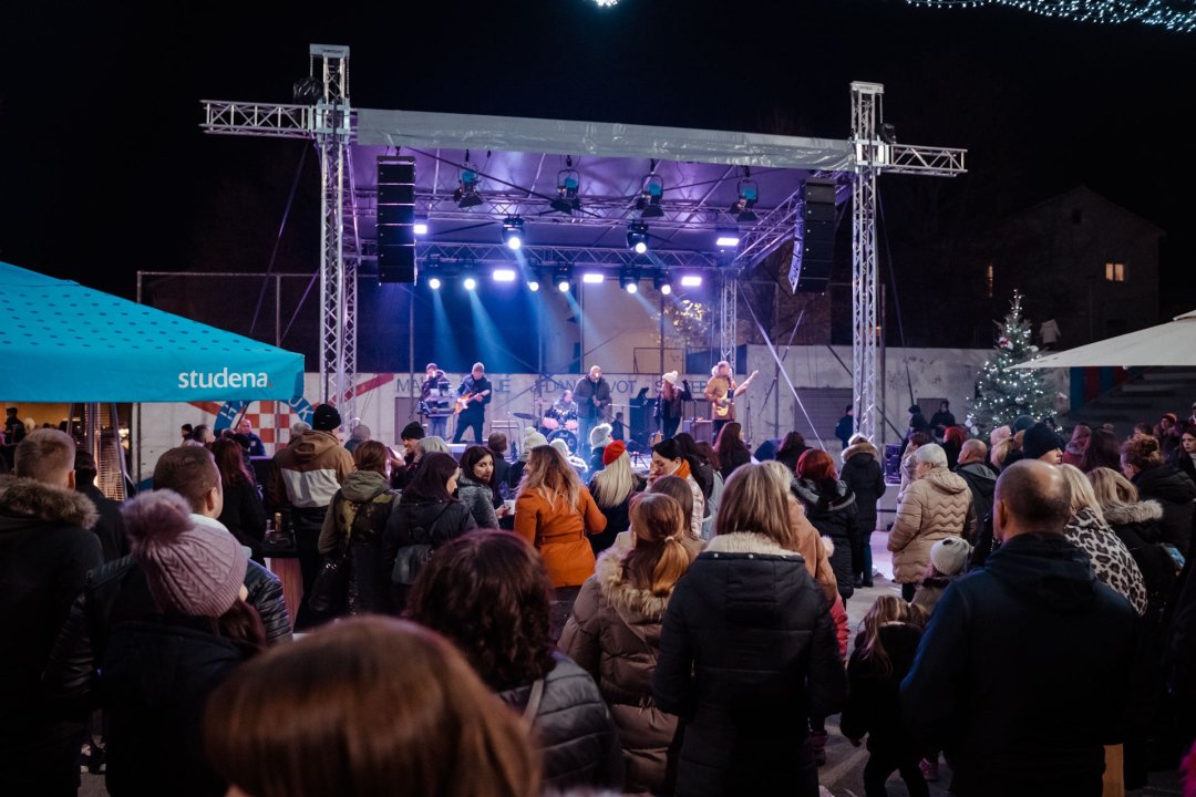 Giuliano i Diktatori zagrijali i rasplesali Kninjane drugog dana Adventa: Pogledajte kako je bilo