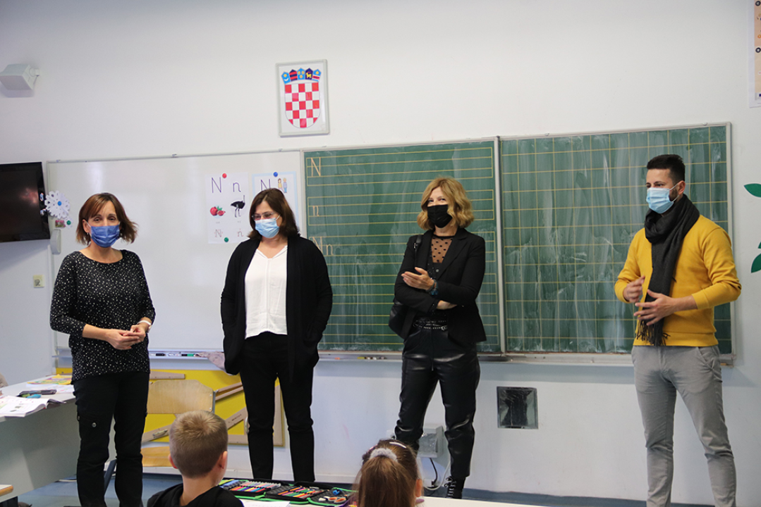 Medni dan obilježen u školama: Po teglica meda za svakog šibenskog prvašića