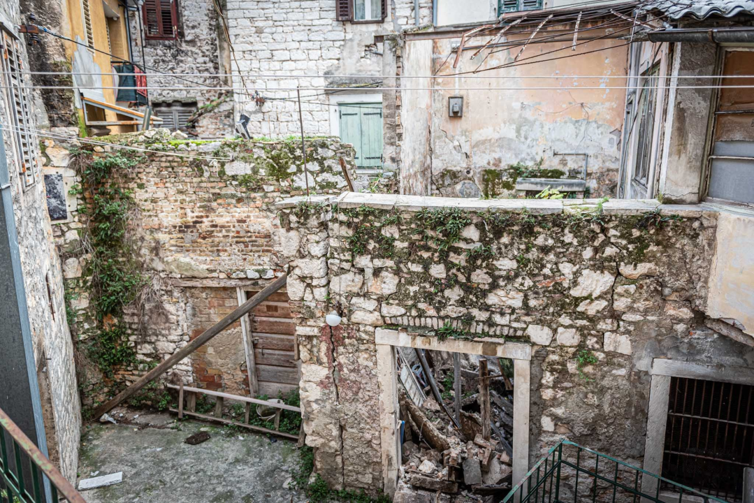 Urušio se dio stare kamene kuće u gradskoj jezgri: 'Mislili smo da je potres, tužno je što centar grada ovako propada' 