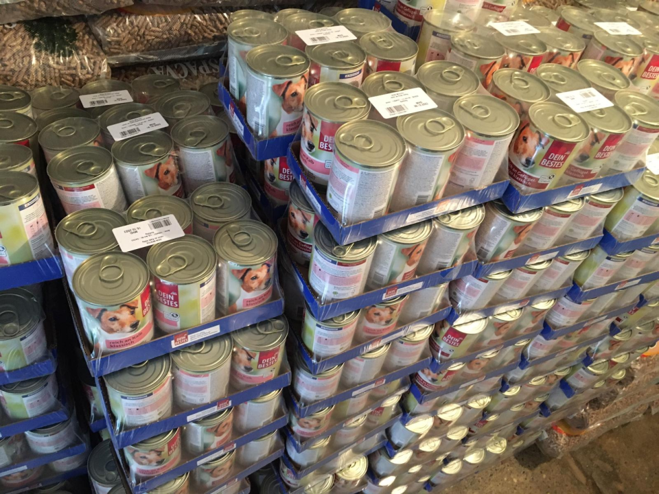 Bravo dm! Lanac drogerija kninskoj udruzi donirao dvije i pol tisuće konzervi hrane za pse!