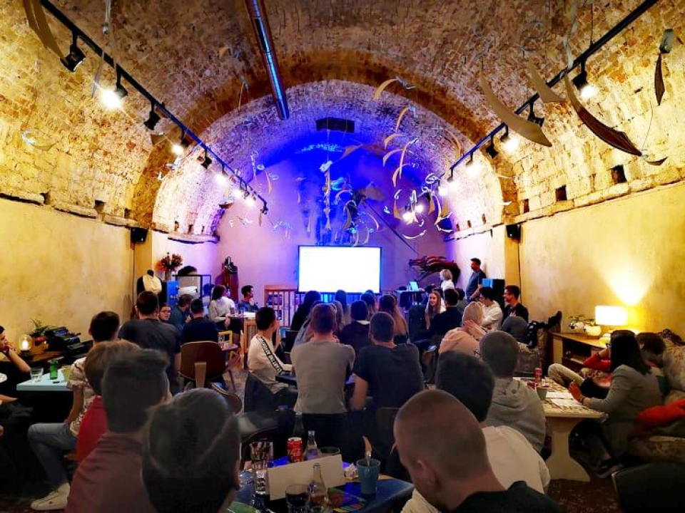 Prije osam godina u Azimutu je počela pub kviz histerija: Čast da obilježi tu obljetnicu pripala je koautoru prvog kviza ikad  