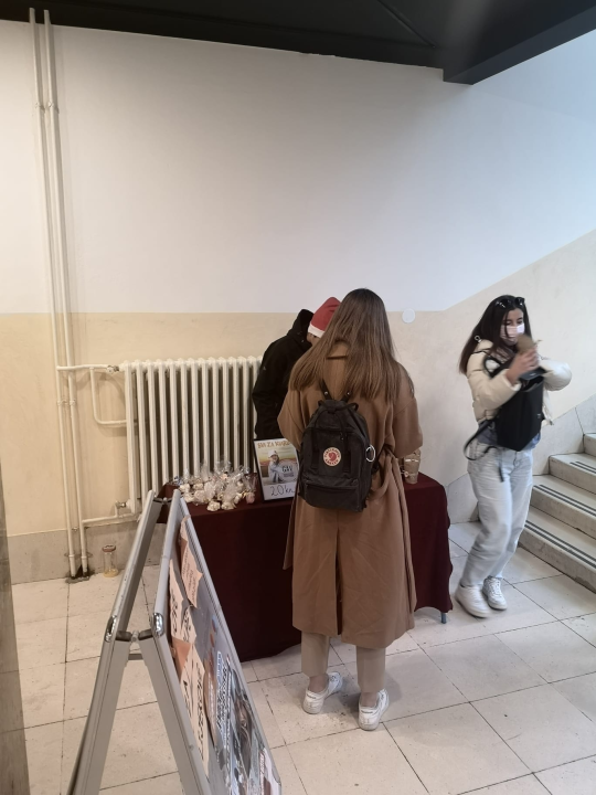 Šibenski gimazijalci u školi prikupili 5826 kuna za liječenje male Kiare