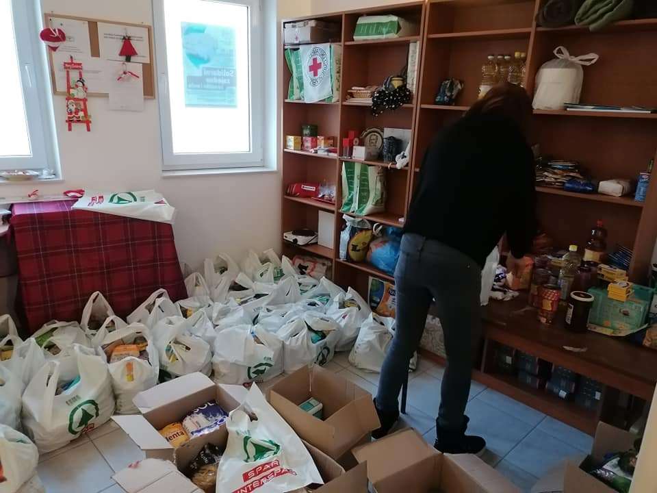 Vodički Crveni križ podijelio hranu, igračke i slatkiše obiteljima u potrebi, nešto otišlo i za Lipik