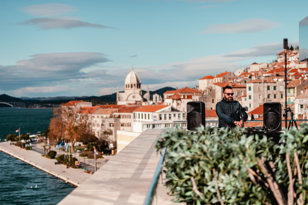 Fikcio Monger, SuggaDaddy i Bakula odličnom glazbom i nestvarnim kadrovima Šibeniku čestitali 955. rođendan!