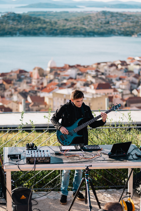 Šibeniku za rođendan poklanjamo spektakularne kadrove Šibenika uz SuggaDaddyja, Bakulu i Fikcija Mongera
